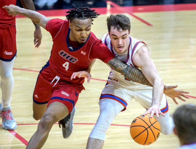 UIC's Ethan Pickett (4) pressures Bradley's Connor Hickman in the first half of their Missouri Valley Conference basketball game Wednesday, Feb. 14, 2024 at Carver Arena in Peoria. The Braves defeated the Flames 85-73.